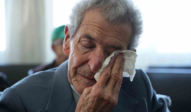 Huzurevinde öğrencilerden emekli öğretmenlere gönülleri ısıtan sürpriz: Gözyaşları sel oldu