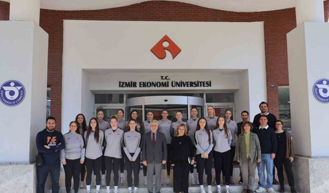 İEÜ, set vermeden şampiyon oldu