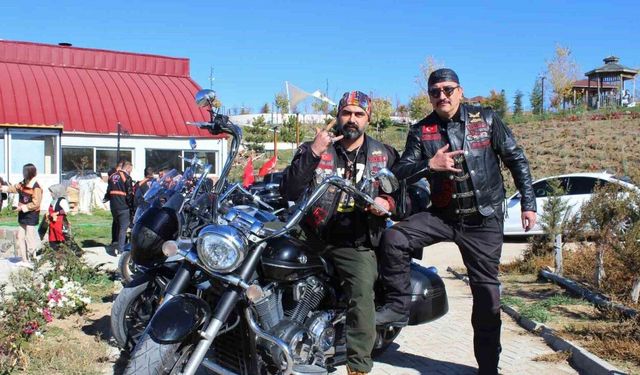 İki teker üzerinde yolculuk yapan motosiklet tutkunları, kentin farklı noktalarını tanıtıyor