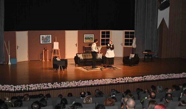 Isparta Belediyesi Şehir Tiyatroları "Eyvah Yine Karıştı" adlı komedi oyunu ile perdelerini açtı