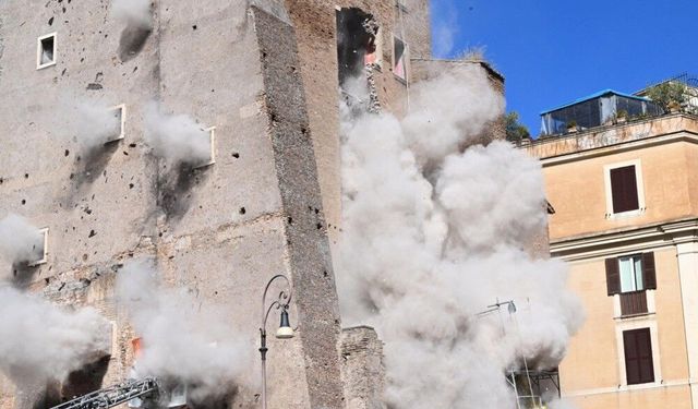 İtalya’da çöken Orta Çağ’a ait kule enkazında kalan işçi hayatını kaybetti