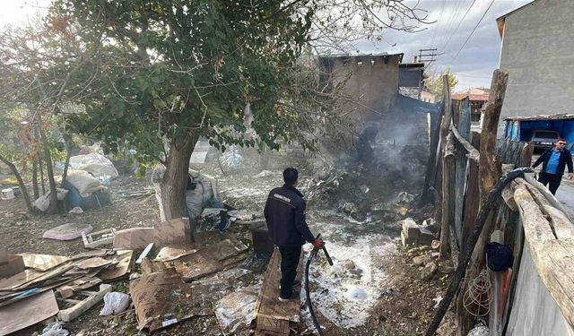 İtfaiye, evin çatısına sıçrayan yangını büyümeden söndürdü