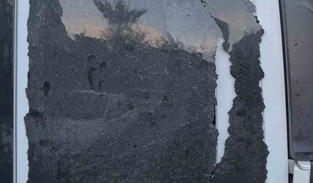 İzmir’de polis aracına saldırıp camı kırdılar