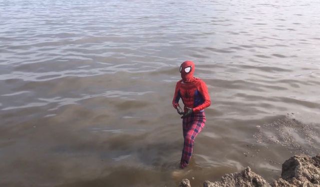 İzmirli Spiderman’den Van Gölü’ne dikkat çeken dalış