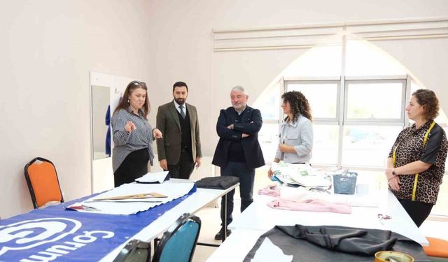 Kadınlar afişleri şık çantalara dönüştürüyor