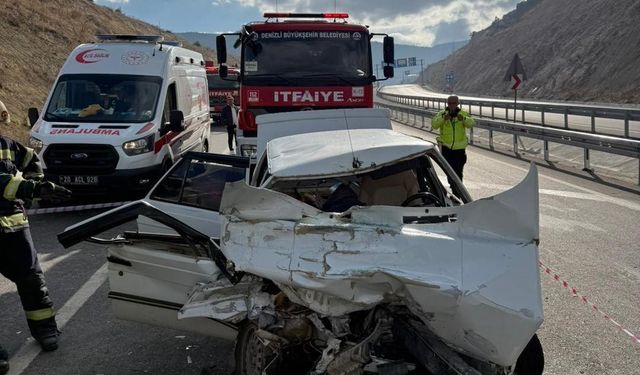 Kamyona arkadan çarpan otomobil hurdaya döndü; 1 ölü 1 yaralı