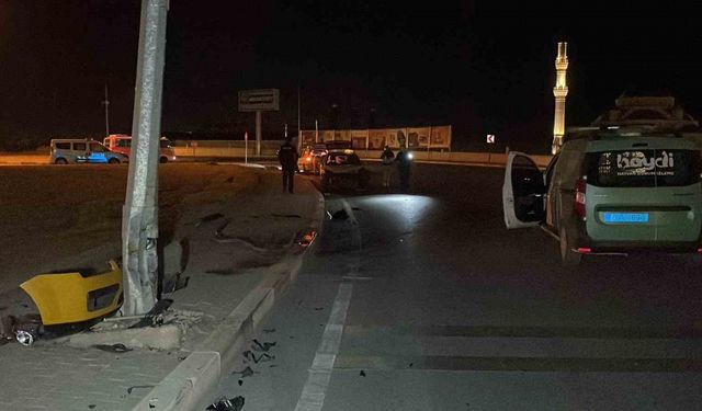 Karaman’da ticari taksi aydınlatma direğine çarptı