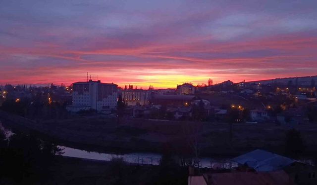 Kars’ta gökyüzü kızıla büründü