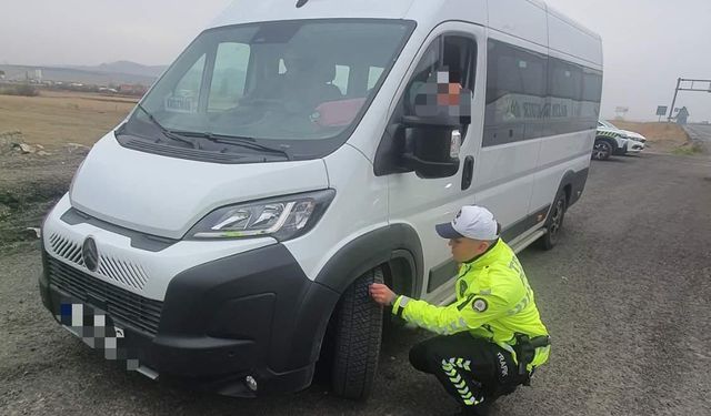 Kars’ta trafik ekiplerinden kış lastiği uygulaması