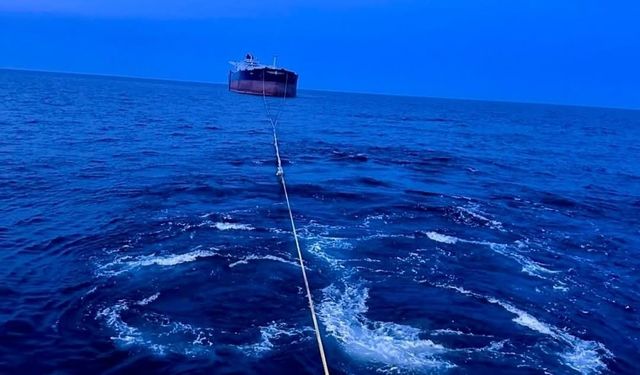 Kastamonu açıklarında isabet alan "Virat" isimli gemi Türkeli’ye çekiliyor