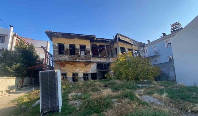 Kiracının itirazları yüzünden yıkımı yarım kalan metruk bina tamamen yıkıldı