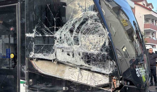 Kocaeli’de çöp kamyonu tramvaya çarptı: 3 yaralı