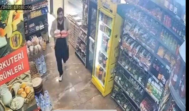 Kontrolden çıkan cip şarküteriye daldı: Kıl payı kurtuluş kamerada