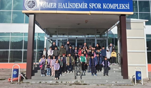 Köy okullarında ki öğrenciler sinema ile tanıştı