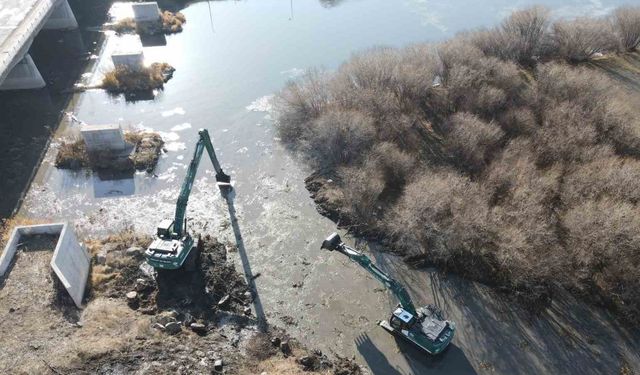 Kura Nehri’nde temizlik çalışması