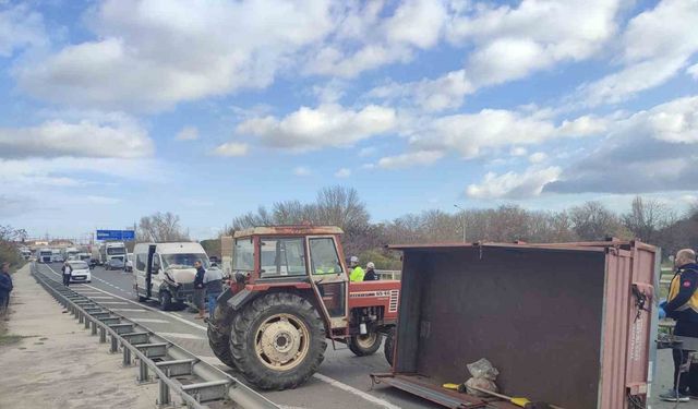 Midibüs traktör römorkuna çarptı: 1 yaralı