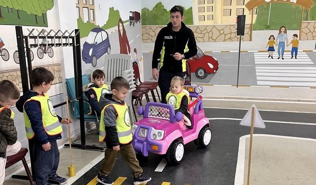 Minik öğrencilere uygulamalı trafik eğitimi