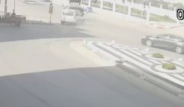 Motosiklet sürücüsünün saniyelerle ölümden döndüğü kaza kamerada