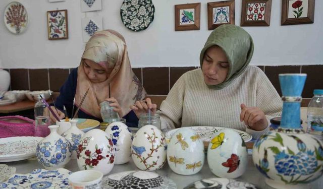 Niğde’de renklerin ve motiflerin buluştuğu çini atölyesine büyük ilgi
