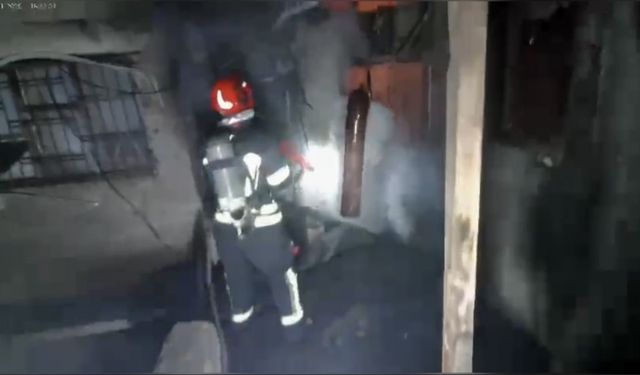 Osmaniye’de iki katlı ahşap binadaki yangın söndürüldü