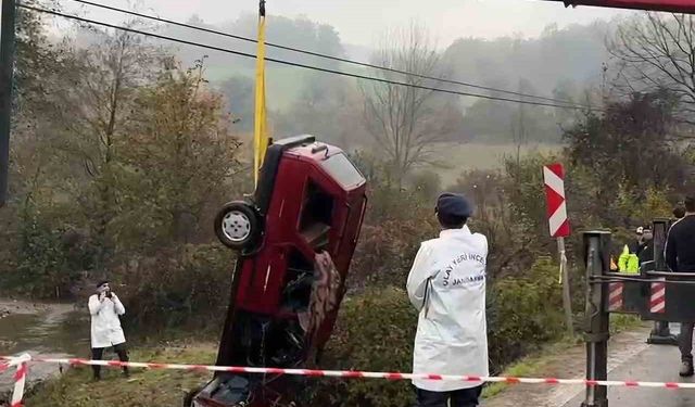 Otomobil dereye uçtu: 2 ölü, 1 yaralı