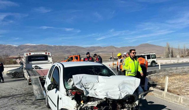 Otomobil ile kamyon çarpıştı: 1 yaralı