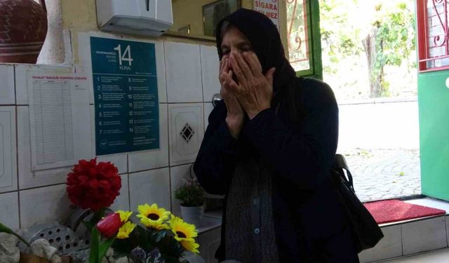 Pide yemeye gelip salondaki mezarlık başında dua ederek ayrılıyorlar