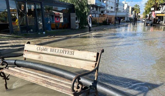 Sağanak yağış Çeşme’de sele neden oldu