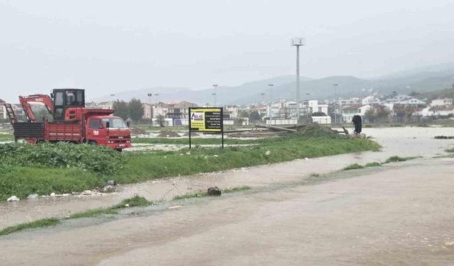 Selden etkilenen Dikili ve Foça’da su tahliye çalışmaları sürüyor