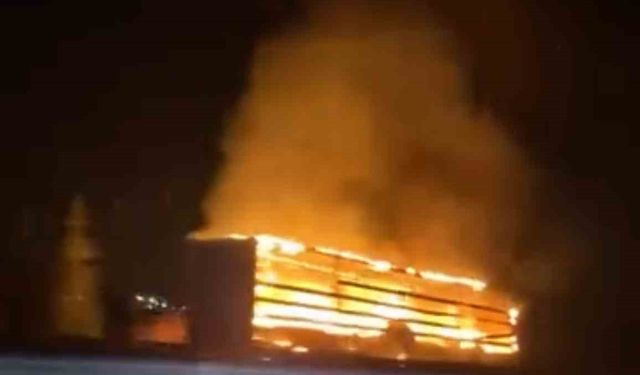 Seyir halindeki tırın lastiği alev aldı