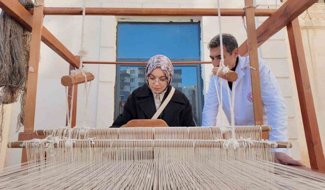 Siirt’te 24 öğretmen, Atatürk portresine 24 ilmek attı