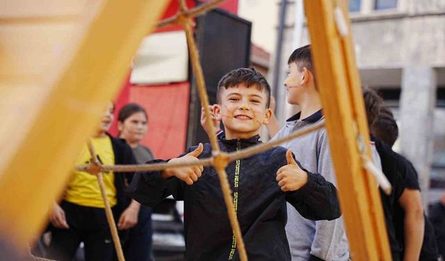 Sındırgı’da deprem sonrası çocuklara moral desteği