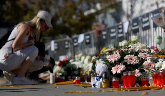 Sırbistan’da on binlerce protestocu, tren istasyonu faciasının yıldönümde Novi Sad’da bir araya geldi