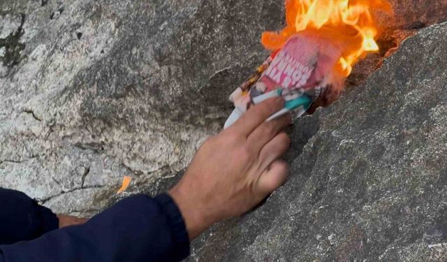 Suları çekilen Eğirdir Gölü’nde açığa çıkan kayalıkların arasından alevler yükseldi