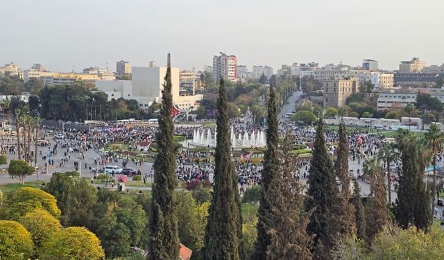 Suriye’de halk, ulusal birlik kutlamaları için meydanları doldurdu