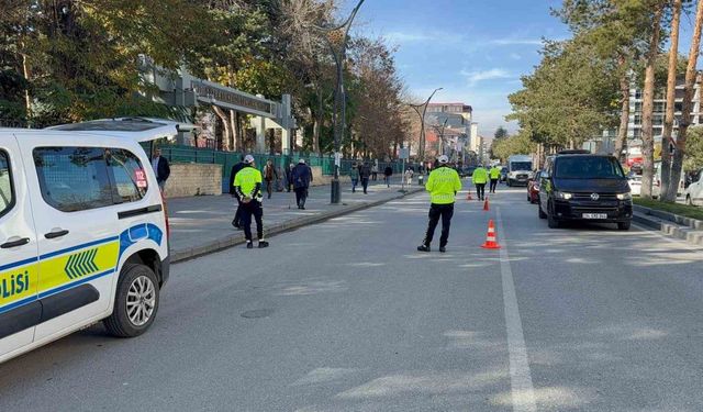 Tatvan’da kış lastiği denetimleri devam ediyor