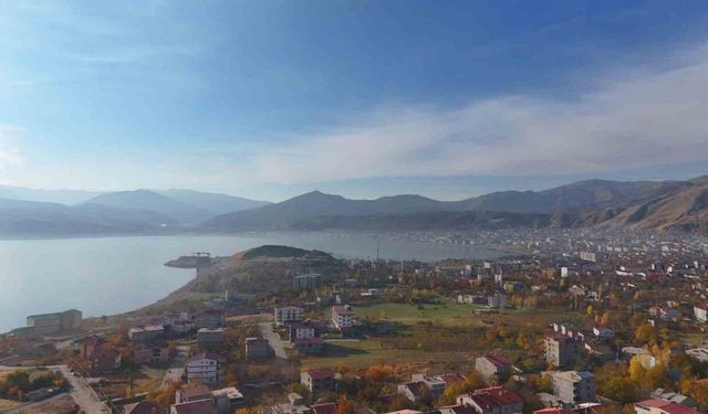 Tatvan’da sonbaharın büyüleyici renkleri görüntülendi