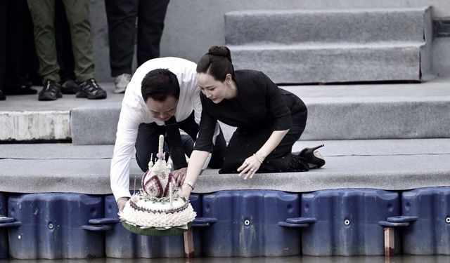 Tayland’da Yüzen Fener Festivali