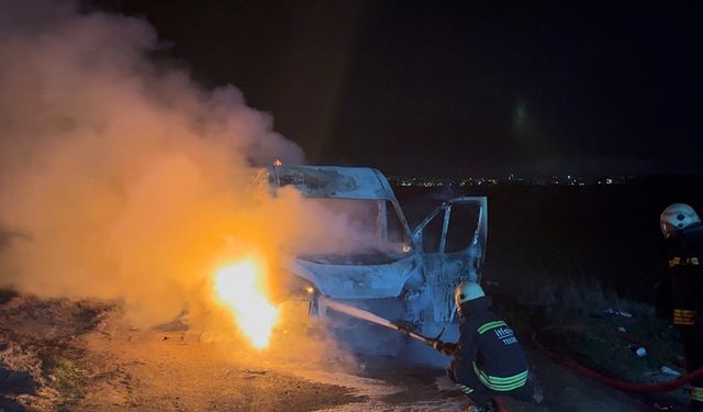 Tekirdağ’da panelvan minibüs alev topuna döndü