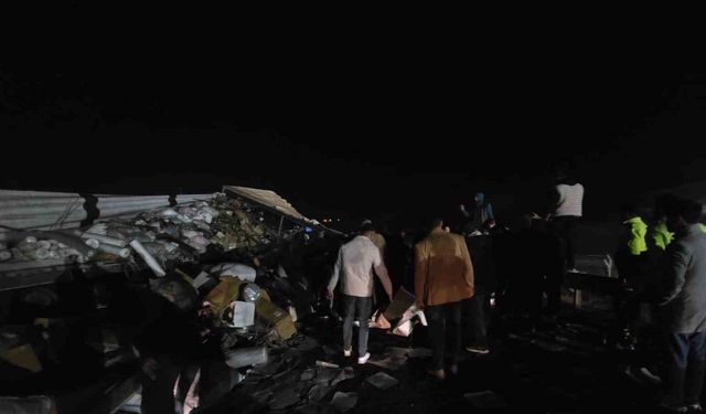 Tekstil malzemesi yüklü tır devrildi: Yol trafiğe kapandı