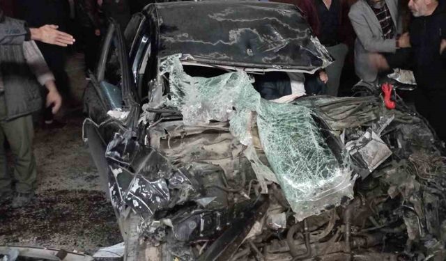 Tır dorsesine çarpan otomobil hurda yığınına döndü, sıkışan sürücü güçlükle kurtarıldı