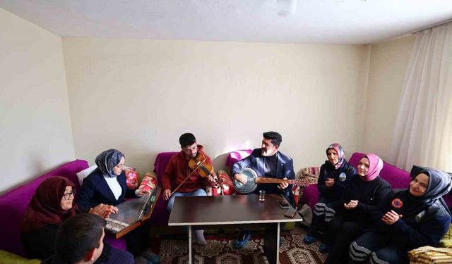 Tokat Belediyesi yaşlıların evine temizlik ve canlı müzikle misafir oldu