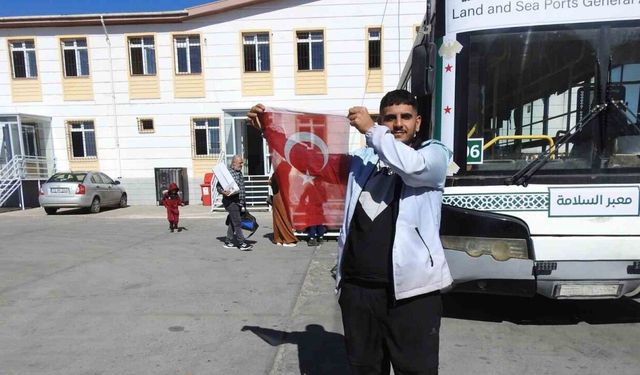 Türkiye’de büyüyen Suriyeli, ülkesine Türk Bayrağını öperek döndü