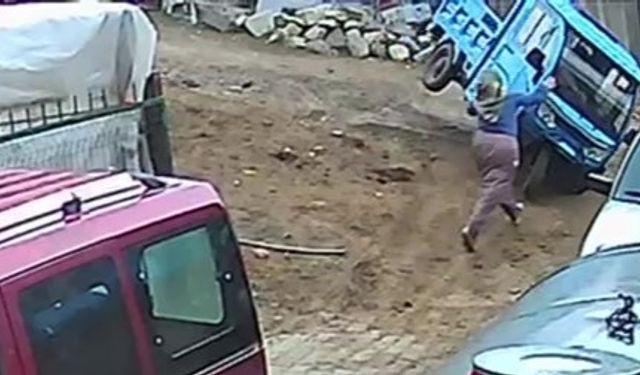 Üç tekerlekli motosiklet dengesi kaybolunca devrildi: Kaza anı kamerada