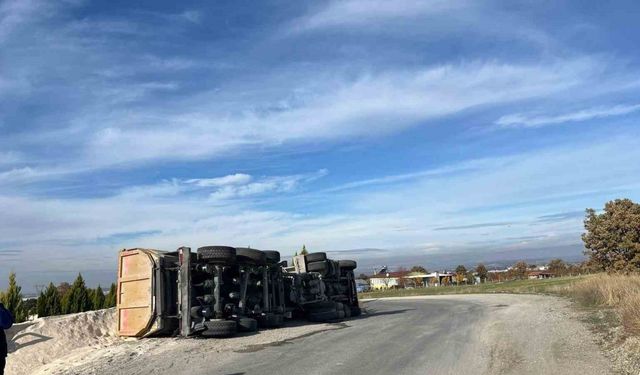 Uşak’ta tır yan yattı: 1 yaralı