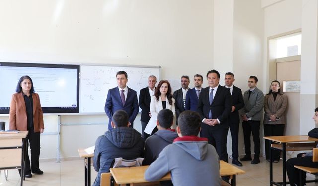 Vali Aygöl, öğrencilerle bir araya geldi