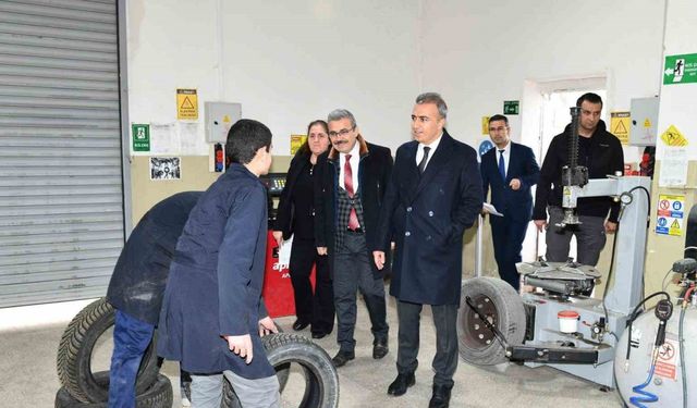 Vali Çiçek’ten okul ziyareti