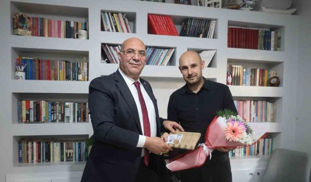 Van’da bıçaklı saldırıda yaralanan öğretmene moral ziyareti