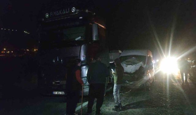 Van’da minibüs ve otomobil ineğe çarptı: Kazada 2 kişi yaralandı, inek telef oldu