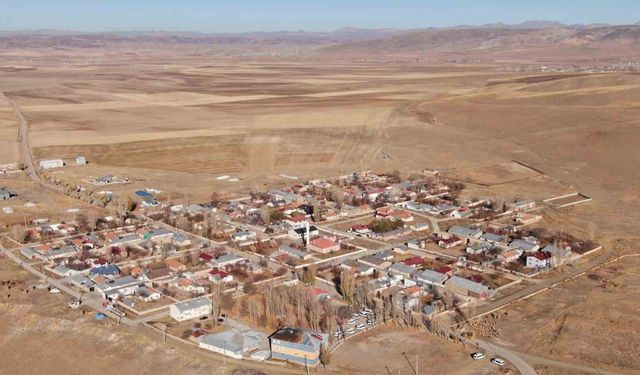 Van’ın Özalp ilçesinde simetrik yapılar sonbahar güzelliğiyle büyülüyor